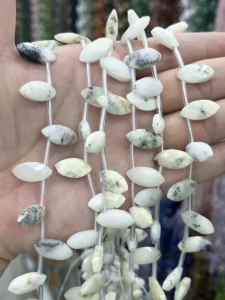 Weißer Cabochon - MossCrystal